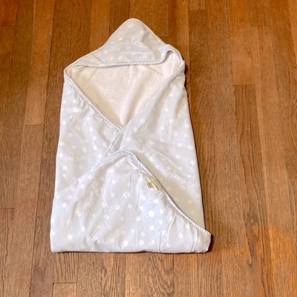 POTTERY BARN KIDS Terry Bath Hoodie Light Blue White Polka Dot  30 x 28 inches